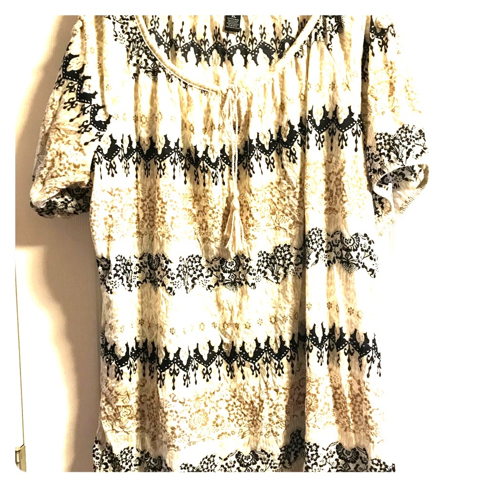 ❤️  French Laundry cold shoulder knit top